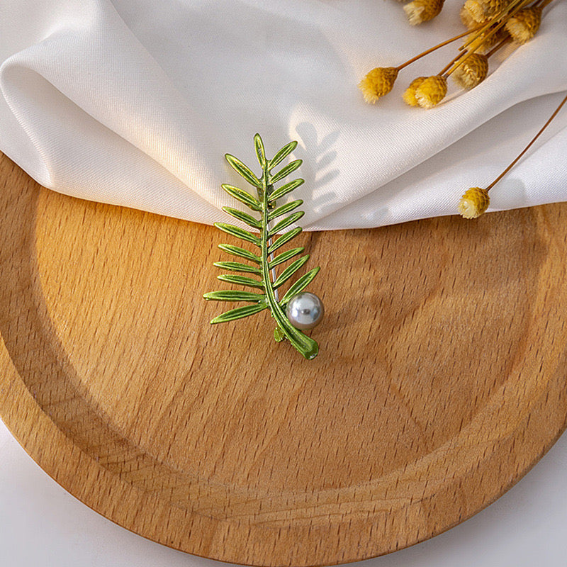 Verdant Grace – Pearl Botanical Brooch Collection